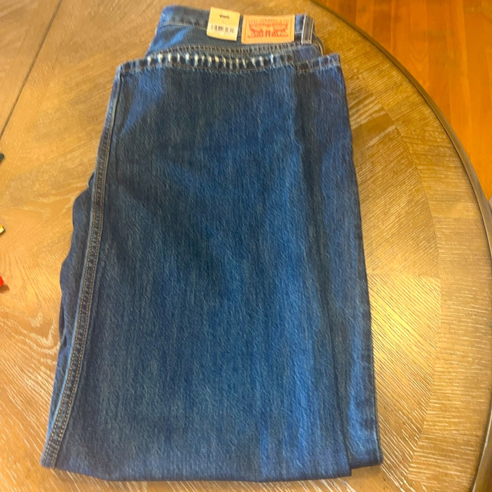 NWT Levi's Low Pro Jeans. Relaxed Though Hips and Thighs.Straight Leg, Mid Rise